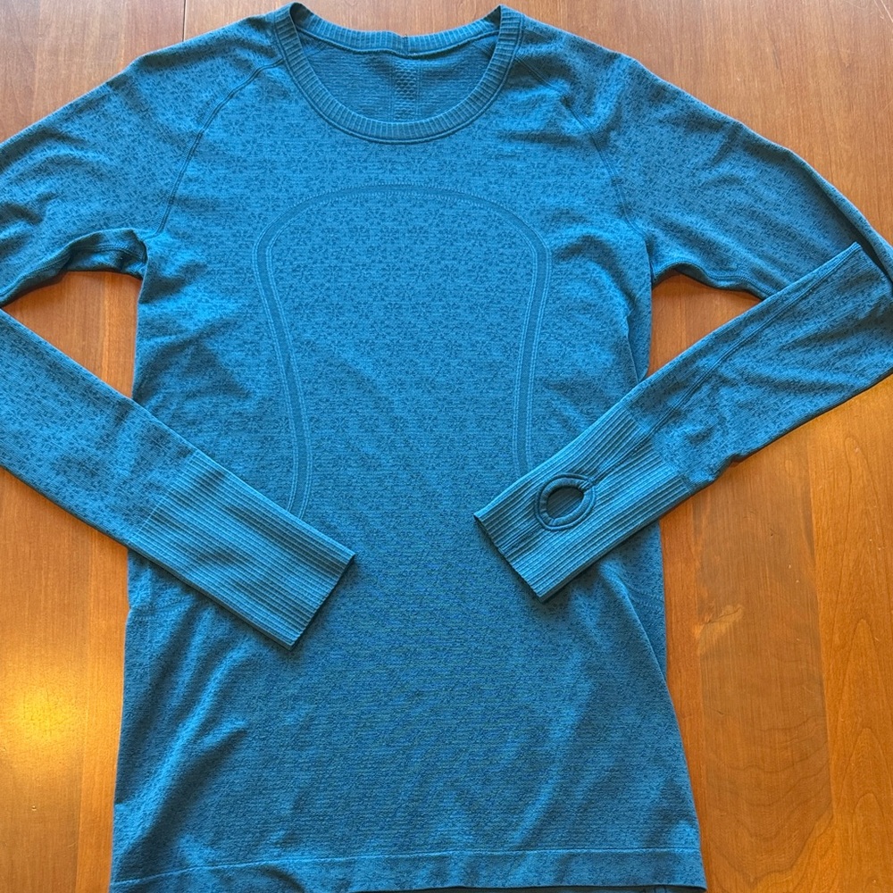 Lululemon Women’s long sleeved Swiftly size 10 flower texture/  blue color.